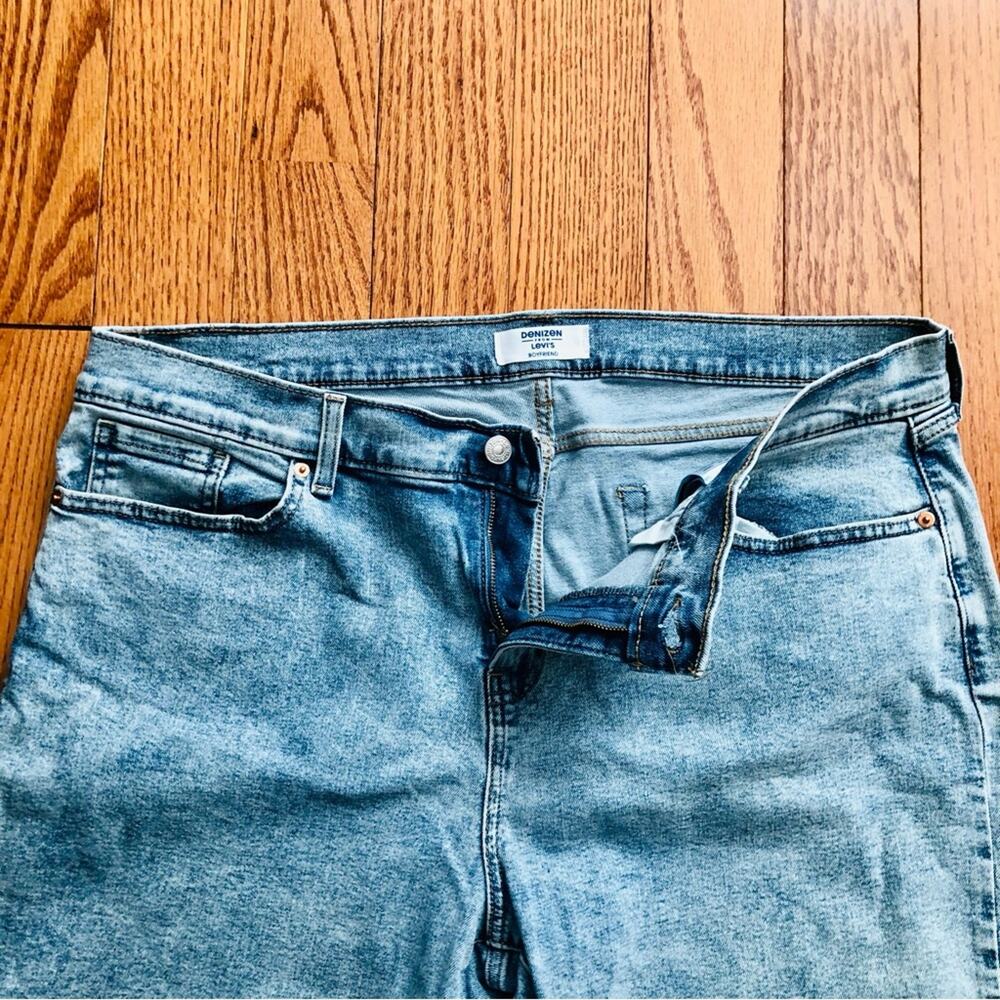 Denizen Levi's Light Mid-Rise Cropped Boyfriend Light Blue Jeans Women’s Size 33 - Picture 6 of 11